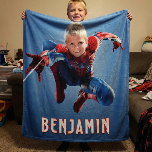 Junge mit einer Spiderman-Decke in seinem Zimmer